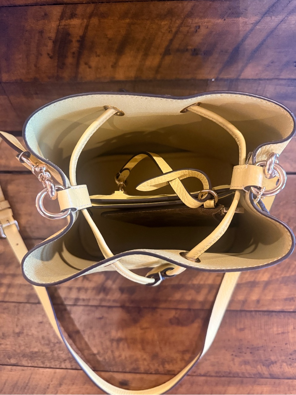 NWOT Coach Pebbled Leather Drawstring Crossbody Bag and Wallet - Light Yellow - Picture 4 of 12
